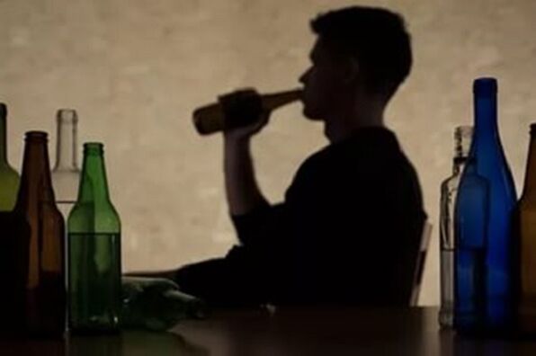 Mężczyzna pochłania alkohol